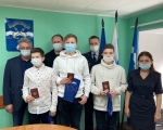 Юным заозерчанам торжественно вручили паспорта